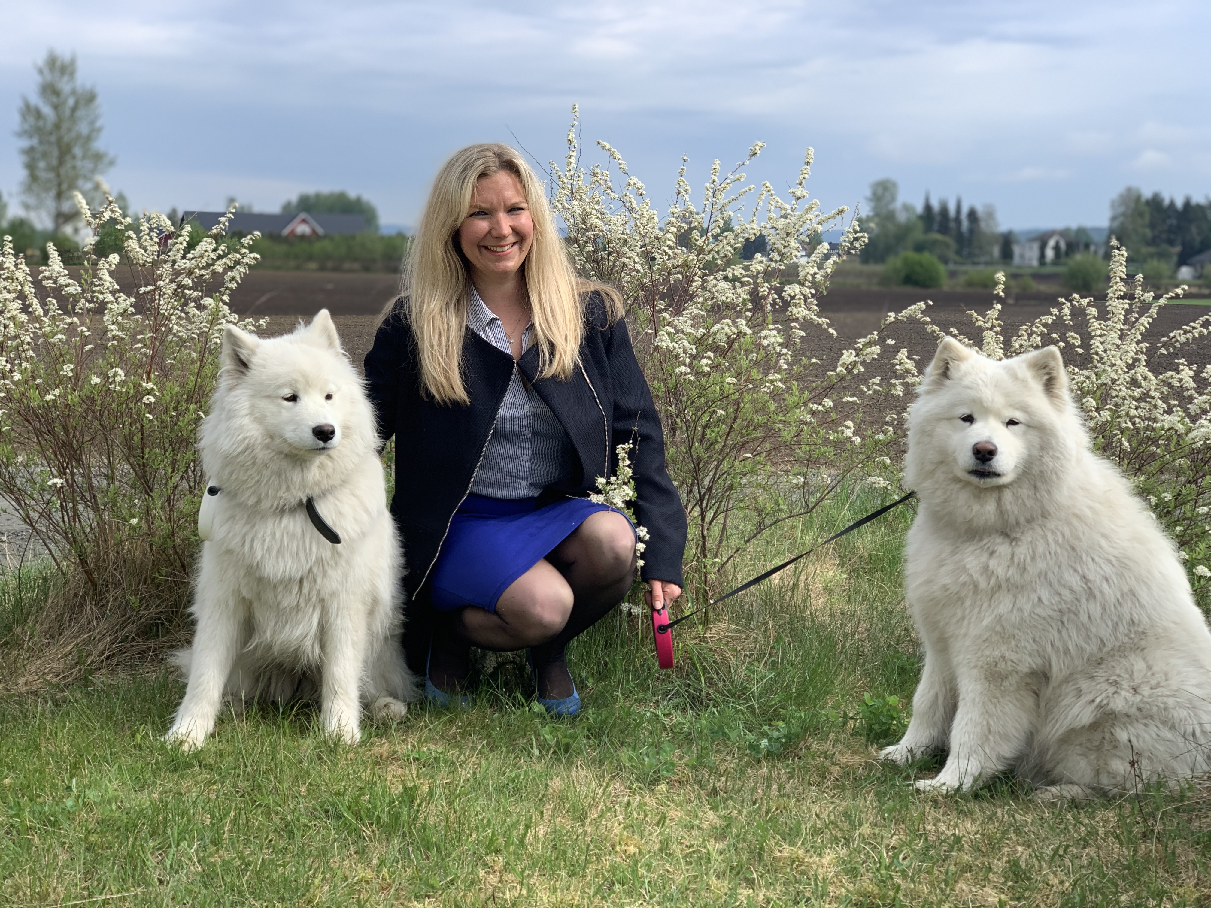Alina Draskowski sammen med hundene Kelly og Michelle. Foto: Tuva Bønke Grønning