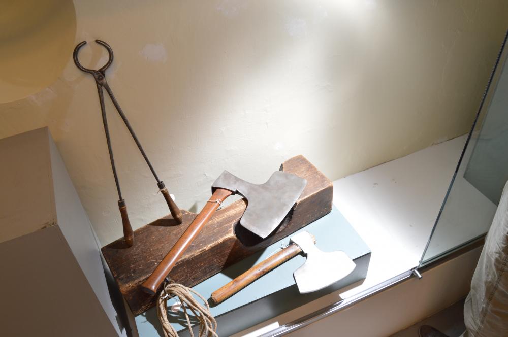 Blokka, de to øksene og tanga  – er utstyr spesialtilpasset grove morderes straff og ble bestilt av skarpretter i Trondheim, Johann Caspar Öhlstein i 1743. Han skal ha hugget hodet av på 25 personer. Öhlstein tilhørte en skarpretterslekt og var nevø av sk
