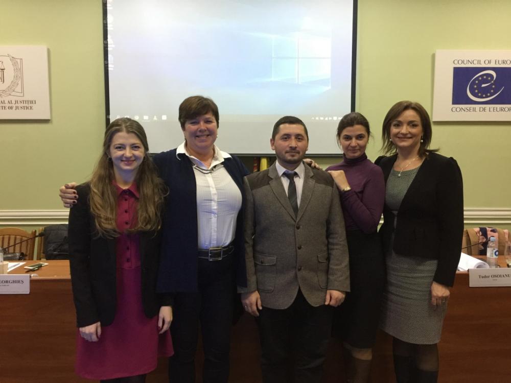Heidi Heggdal (nr. to fra venstre) i Moldova sammen med medlemmer av Human Rights Resource Group, som bestod av dommere og advokater. Gruppen ble dannet av Norlam med formål om å øke bevistheten rundt menneskerettigheter i rettssystemet. Foto:Privat