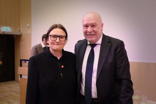 Juristforbundets president Håvard Holm var blant de mange som gratulerte dekan Ragnhild Hennum med det nye Domus Juridica (Foto: Vegard Valestrand)