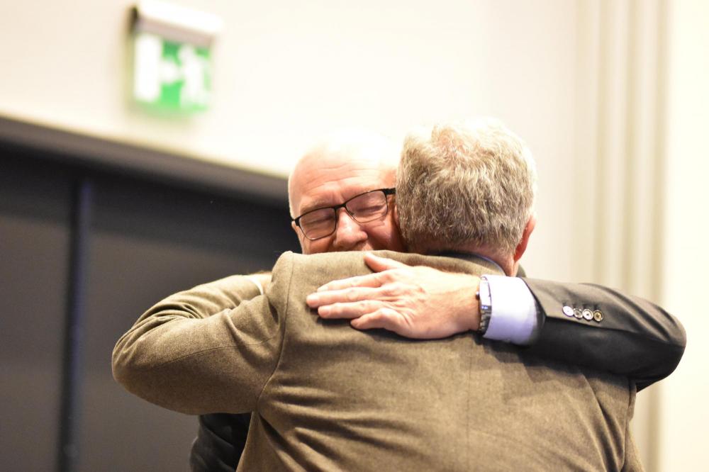 Sigurd Knudtzon gratulerer Håvard Holm da det ble klart at han er Juristforbundets nye president. Foto: Tore Letvik