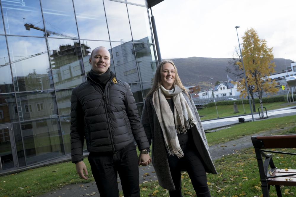 Fredrik og Eline møttes på jusstudiet i Tromsø, og har henholdsvis to og ett år igjen av studiet. Foto: Lars Åke Andersen