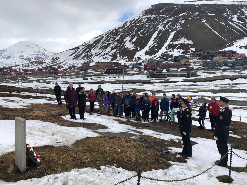 Markering ved Trond Vigtels grav 8. mai. Han var en av dem som falt i kamp på Svalbard under 2. verdenskrig og er begravet på kirkegården i Longyearbyen. Foto: Privat / Sysselmannen