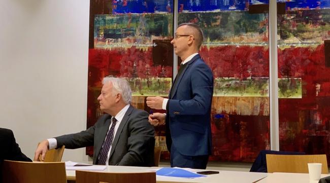 Riksadvokat Jørn Maurud (t.v.) og Sven Marius Urke, direktør for Domstoladministrasjonen, berømmet arbeidsgruppen for arbeidet. (Foto: Ole-Martin Gangnes) 