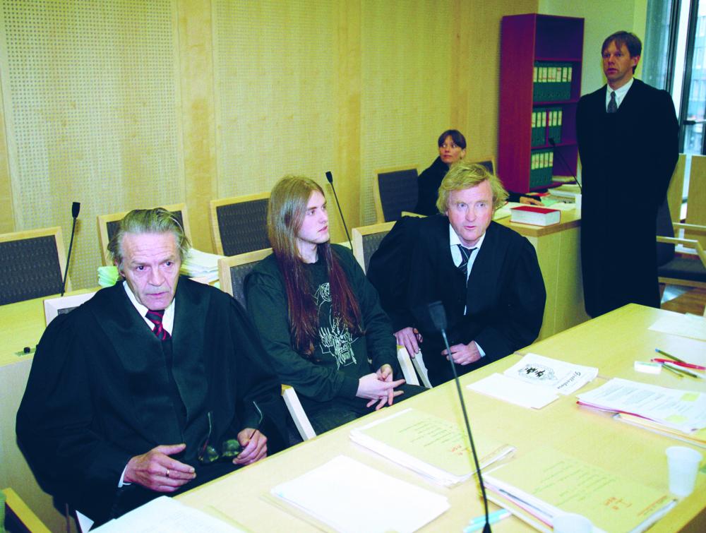 Bjørn K. Soknes, stående til høyre, aktorerte i rettssaken mot «Greven». Tiltalte sitter mellom forsvarsadvokatene Olav Hestenes (t.v.) og Tor Erling Staff. (Foto Johnny Syversen / NTB)