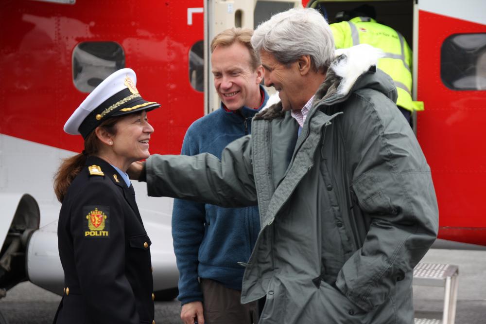 Internasjonalt besøk: Kjerstin Askholt sammen med daværende utenriksminister i USA, John Kerry, da han besøkte Svalbard i juni 2016. Foto: Den amerikanske ambassaden 
