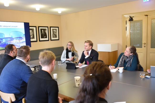 Statssekretær Kristoffer Sivertsen fikk innspill om legal-tech fra CELL-miljøet ved fakultetet