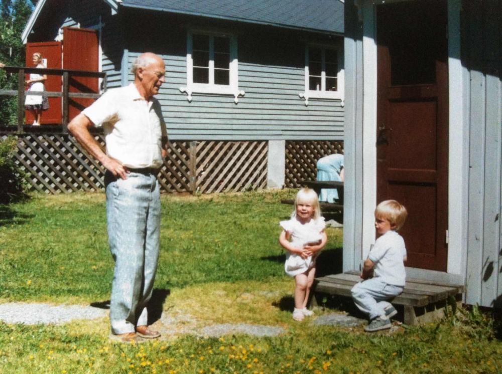 Inger og Erik Dietrichs som barn sammen med farfar Ragnar. Foto: Privat