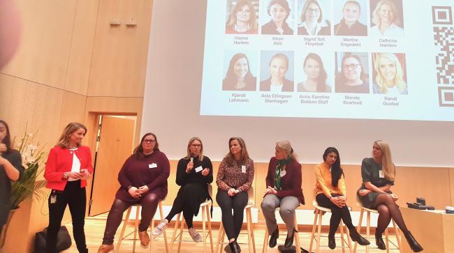 Ti kvinnelige jurister var samlet for å fortelle om jobben sin (Foto: Tore Letvik)