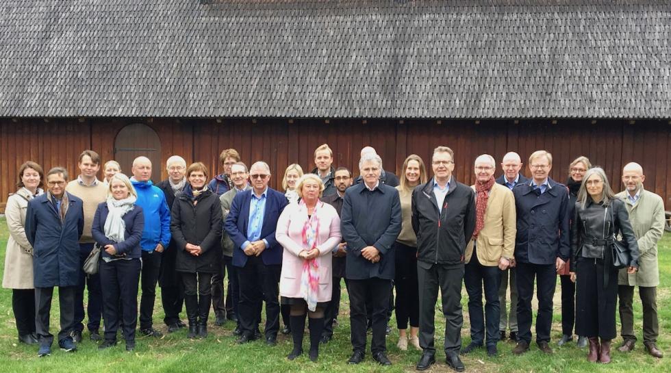Deltakere fra Høyesterett samlet foran Gildehallen på Midgard vikingsenter.  Høyesterett stilte med 28 deltakere, inkludert dommere og administrasjon (Foto: Tor Skytøen / VFK)