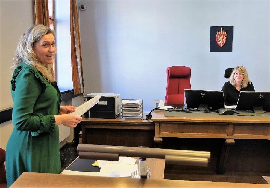 Ingunn Seim (t.v.), leder av ND-senteret i Bergen og dommer Lise Gro Søreide i Bergen tingrett. Bildet er tatt i rettssalen i forbindelse med et tidligere rettsmøte i en ND-sak (Foto: KDI)