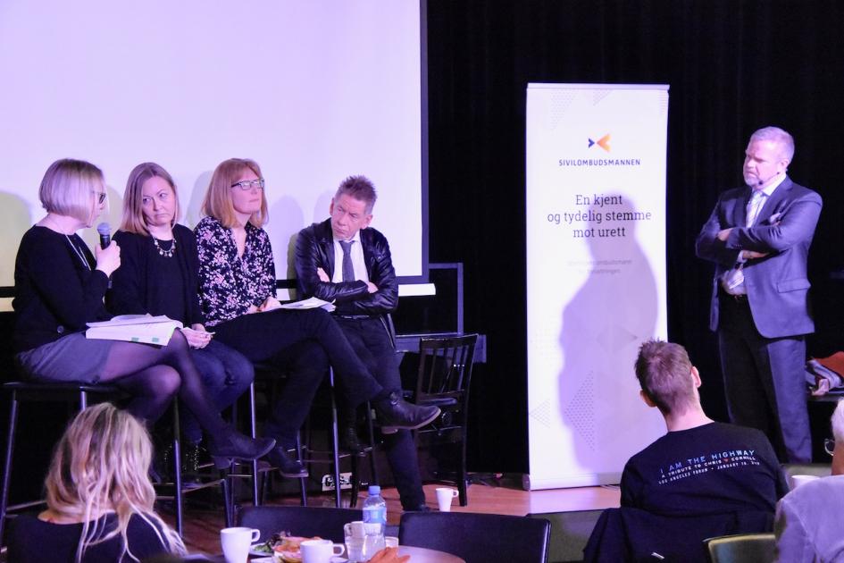 Debatterte tvangsmedisinering: F.v. Kari Paulsrud, Mette Ellingsdalen, Vårin Hellevik, Arne Vaaler og debattleder Jon Wessel-Aas. (Foto: Tore Letvik).