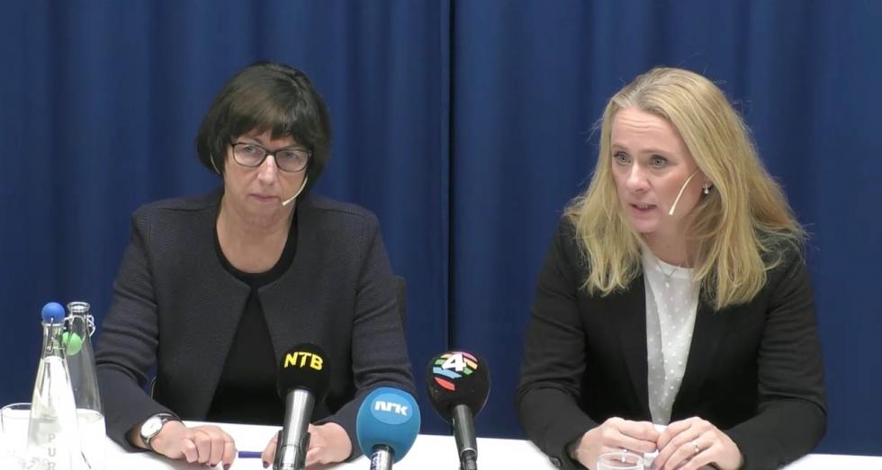 Arbeids- og sosialminister Anniken Hauglie (t.h.) og NAV-direktør Sigrun Vågeng under pressekonferansen der NAV-skandalen ble gjort kjent (Foto: regjeringen.no)