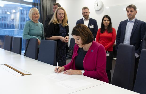 Kari Sollien, leder for Akademikerne signerer den nye IA-avtalen. Foto: Jan Richard Kjelstrup/ASD
