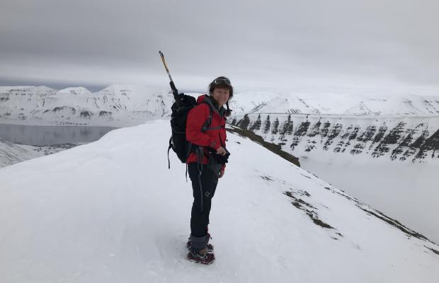 På fjellet: Kjerstin Askholt kaller turer i naturen for «sin yoga» og prøver å komme seg ut på tur så ofte hun kan. Foto: Privat / Sysselmannen