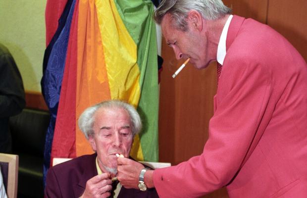 Alf Nordhus og Olav Hestenes (t.h.) «opphevet» røykeforbudet i tinghuset i 1995. (Foto: Jan Petter Lynau)