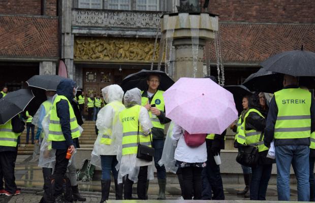 140 personer er tatt ut i streik ved Oslo rådhus. Foto: Tuva Bønke Grønning