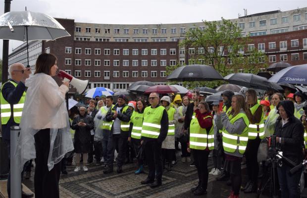 Kari Sollien holder streikeappell utenfor rådhuset