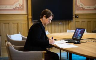 EOS-utvalget overleverer årsmelding til stortingspresident Tone Wilhelmsen Trøen via Skype i 2020 (Foto: Stortinget)