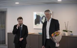 Hans Christian Holte er utnevnt til ny arbeids- og velferdsdirektør. Arbeids- og sosialminister Torbjørn Røe Isaksen til venstre (Foto: ASD)