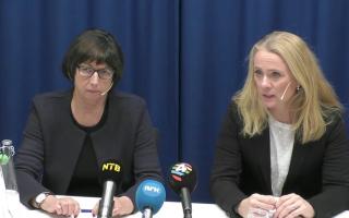 Arbeids- og sosialminister Anniken Hauglie (t.h.) og NAV-direktør Sigrun Vågeng under pressekonferansen der NAV-skandalen ble gjort kjent (Foto: regjeringen.no)